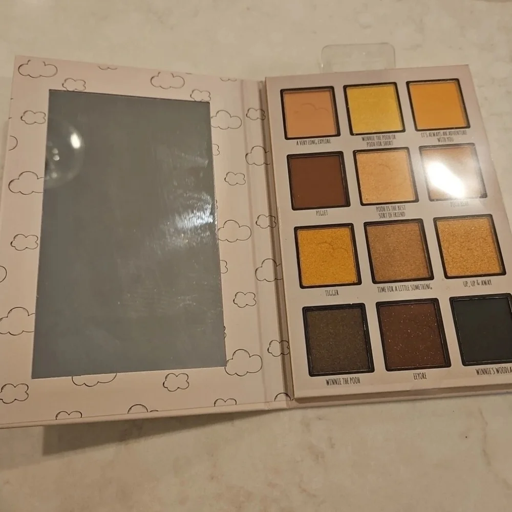 DISNEY WINNIE THE POOH 12 COLOR EYESHADOW PALETTE w/ MIRROR TASTE BEAUTY New
